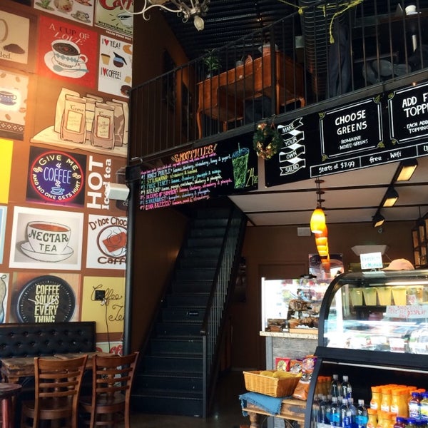 6/25/2014 tarihinde Michael H.ziyaretçi tarafından Crave Espresso Bar'de çekilen fotoğraf