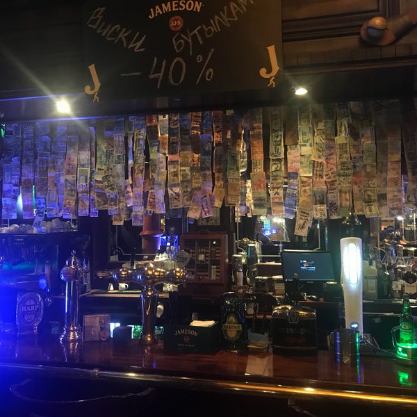 Снимок сделан в Mick O&#39;Neills Irish Pub &amp; 24 hour Sports Bar пользователем Ceyhan C. 10/8/2018