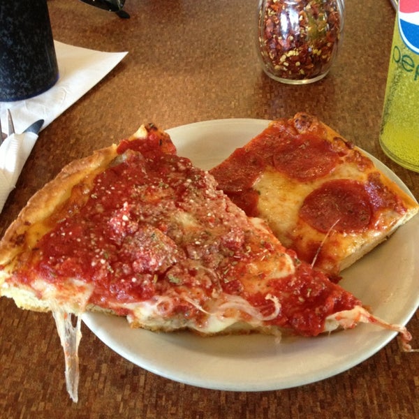 รูปภาพถ่ายที่ Buddyz Pizza โดย Shawn B. เมื่อ 9/4/2013