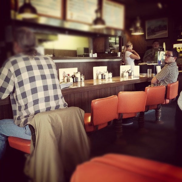 รูปภาพถ่ายที่ Dick Church&#39;s Restaurant โดย | tara | B. เมื่อ 10/9/2012