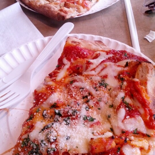 Das Foto wurde bei Joanne&#39;s Gourmet Pizza von Dawn   :o) D. am 3/28/2013 aufgenommen