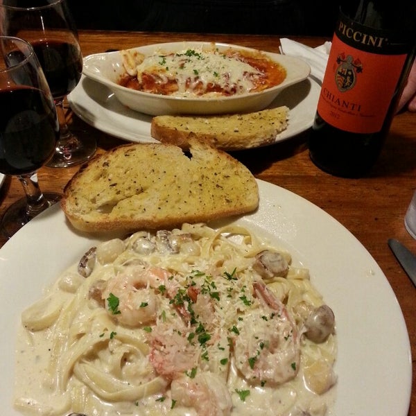 รูปภาพถ่ายที่ Aversano&#39;s Italian Restaurant โดย DeAnna M. เมื่อ 1/25/2014