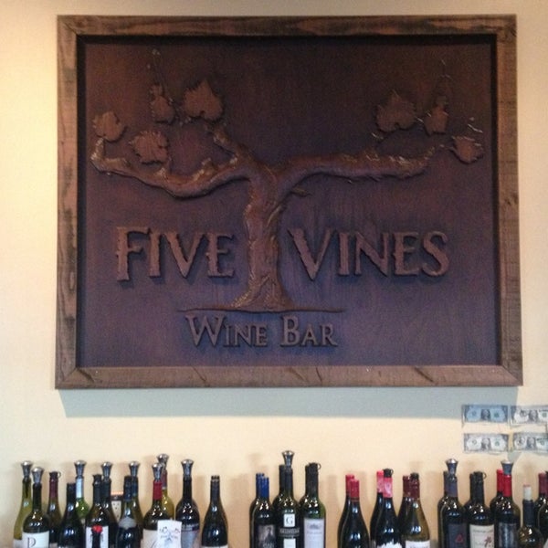 Foto tomada en Five Vines Wine Bar  por Cyril F. el 2/27/2013