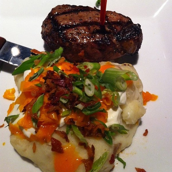 9/4/2013에 PurePure G.님이 Bull &amp; Bear Steakhouse에서 찍은 사진
