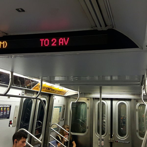Снимок сделан в MTA Subway - M Train пользователем Mikey R. 8/18/2017