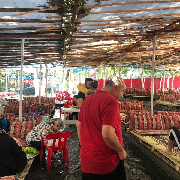 Das Foto wurde bei Beyaz Su Nebi Usta&#39;nın Yeri Dicle Restoran von Fikret U. am 7/8/2019 aufgenommen