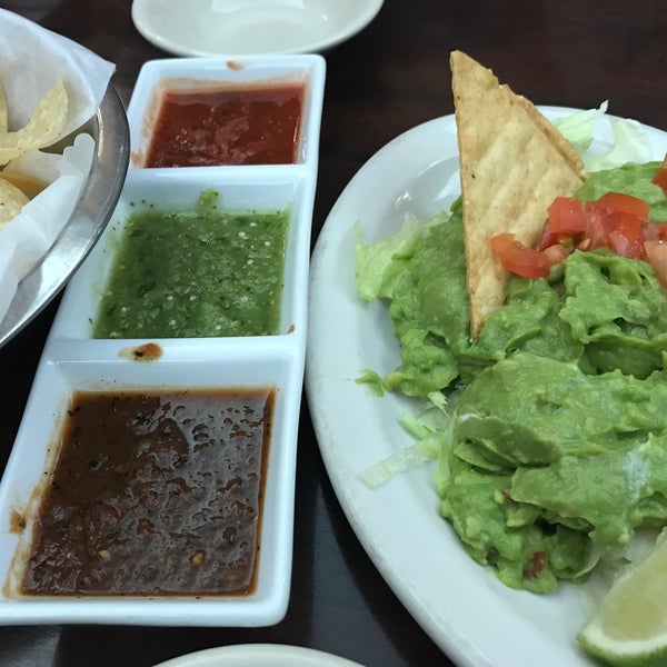 รูปภาพถ่ายที่ Abuelo&#39;s Mexican Restaurant โดย 901Yum เมื่อ 9/5/2017