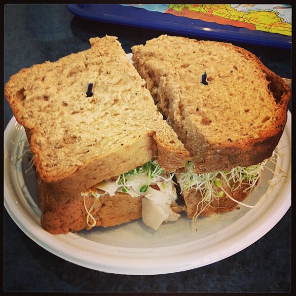 Снимок сделан в Lonni&#39;s Sandwiches пользователем Bob N. 8/7/2013