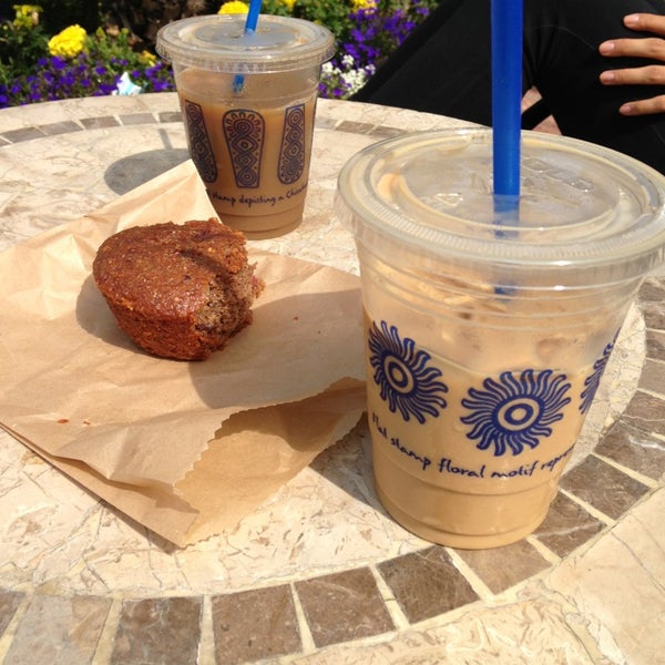 Photo taken at The Coffee Bean &amp; Tea Leaf by Negin on 6/1/2013
