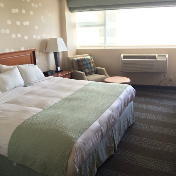 Foto diambil di Radisson Hotel &amp; Suites Fallsview, ON oleh Junichi K. pada 6/3/2015