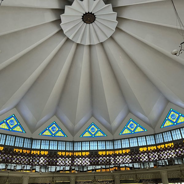 Foto diambil di Masjid Negara Malaysia oleh Junichi K. pada 8/31/2023