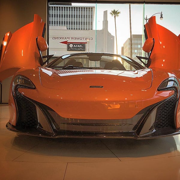 Das Foto wurde bei McLaren Auto Gallery Beverly Hills von Fahad A. am 8/28/2015 aufgenommen