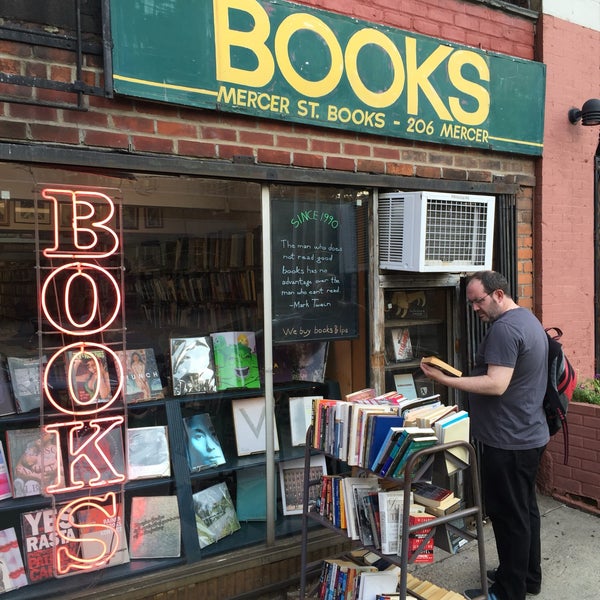 Foto diambil di Mercer Street Books oleh Denis A. pada 7/20/2016