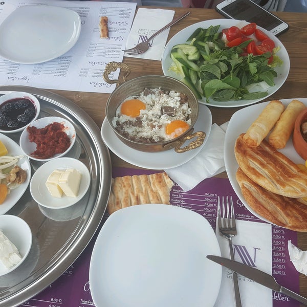 รูปภาพถ่ายที่ 3N Sofra Tuzla โดย Ayşe C. เมื่อ 5/5/2018