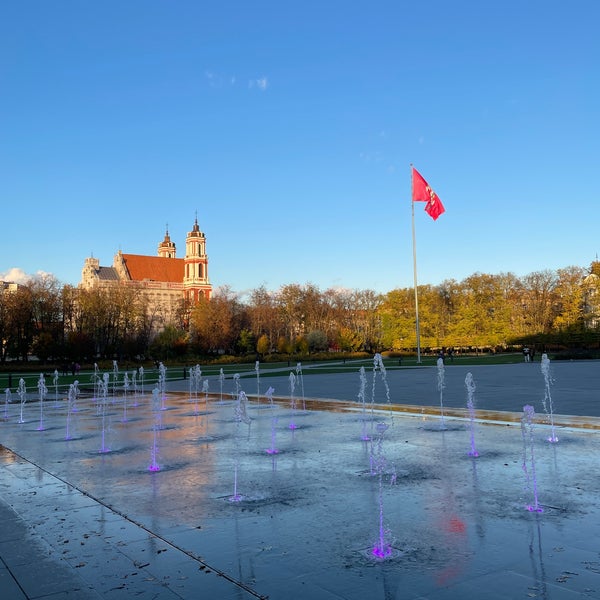 Das Foto wurde bei Lukiškių aikštė | Lukiškės square von Aptraveler am 10/18/2021 aufgenommen