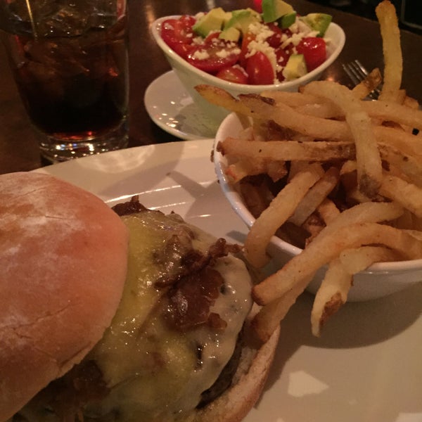 Foto scattata a 5 Napkin Burger da Aptraveler il 12/13/2015