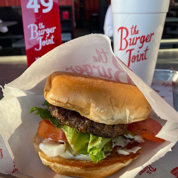 Foto tirada no(a) The Burger Joint por Aptraveler em 8/13/2023