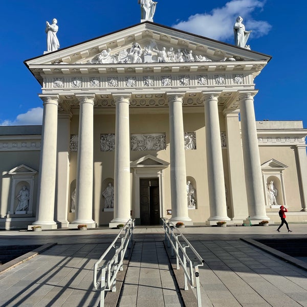 Foto scattata a Vilniaus arkikatedra ir Šv. Kazimiero koplyčia | Cathedral of St Stanislaus and St Vladislav and Chapel of St Casimir da Aptraveler il 10/18/2021
