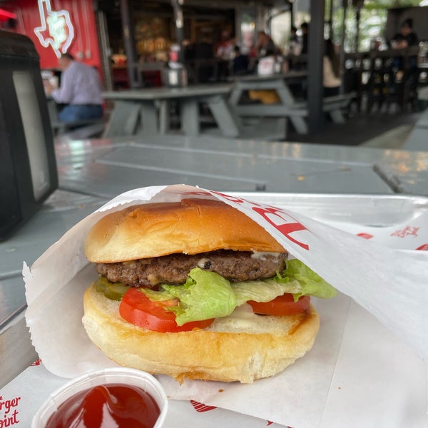 Foto tirada no(a) The Burger Joint por Aptraveler em 1/25/2022