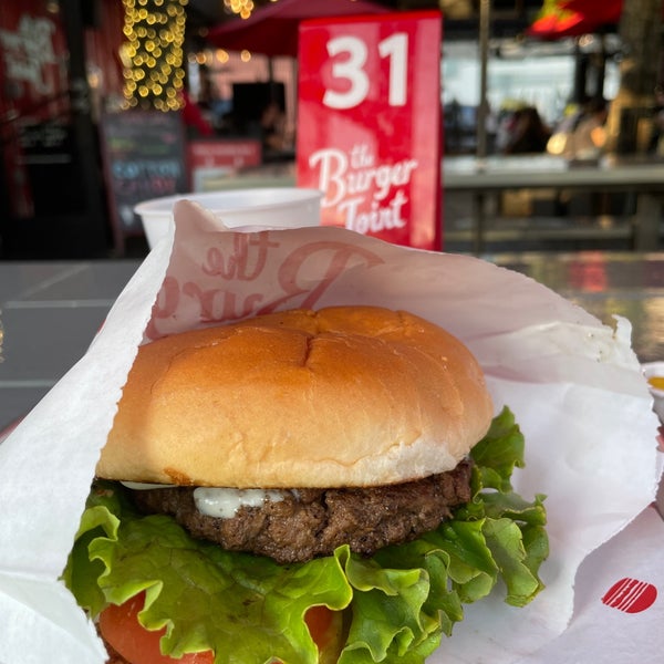 Das Foto wurde bei The Burger Joint von Aptraveler am 6/29/2022 aufgenommen