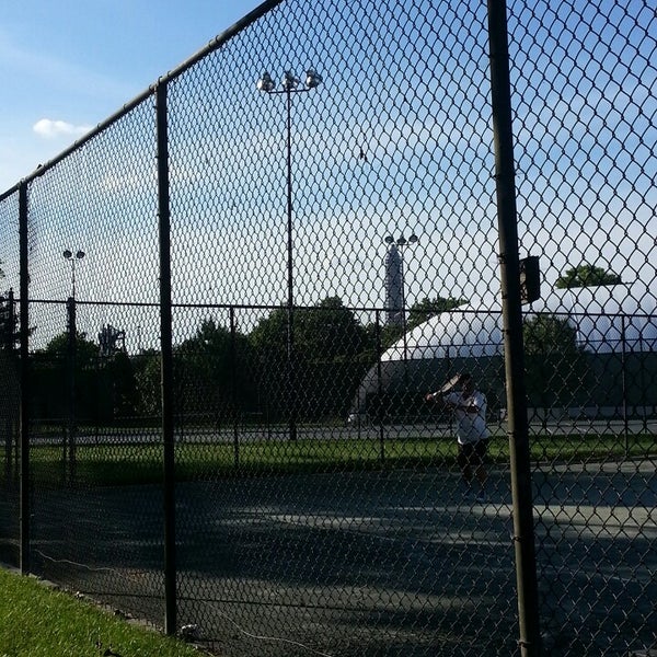 Foto tomada en East Potomac Park Tennis Center  por Elaine M. el 6/22/2013