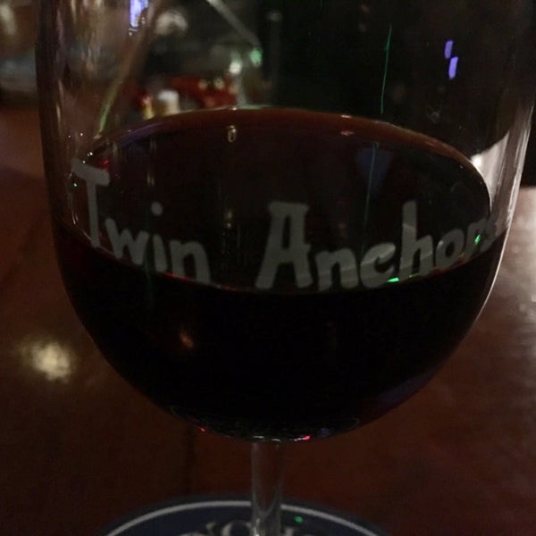 Das Foto wurde bei Twin Anchors Restaurant &amp; Tavern von CW am 12/7/2019 aufgenommen