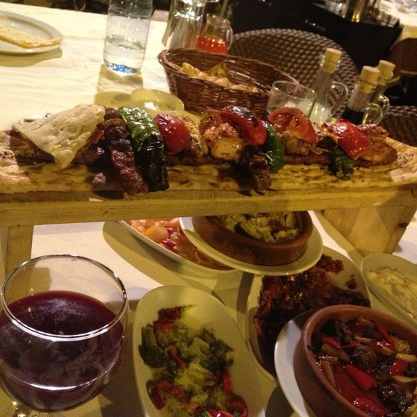 7/30/2013 tarihinde Damlaziyaretçi tarafından Adanalı Hasan Kolcuoğlu Restaurant'de çekilen fotoğraf