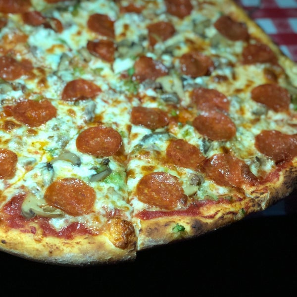 รูปภาพถ่ายที่ Big Ed&#39;s Pizza โดย Find M. เมื่อ 11/16/2018