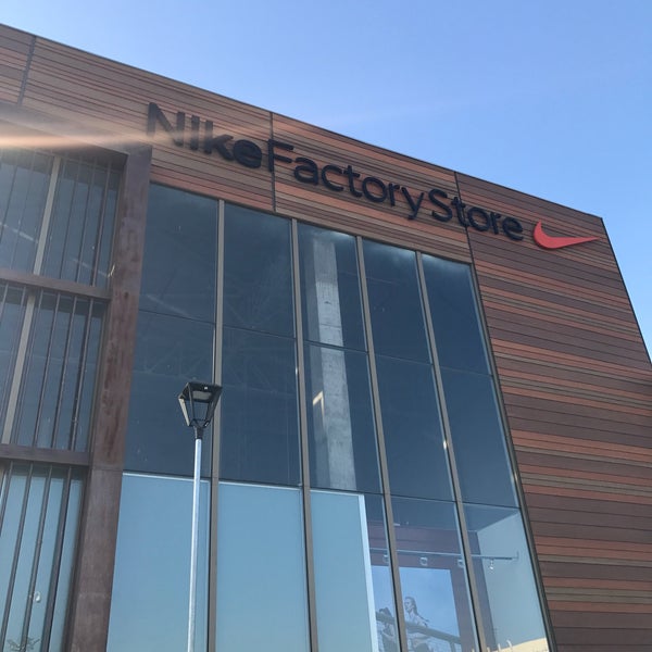 Nike Factory Store - Tienda de artículos deportivos en Puente Alto