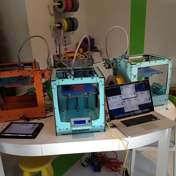 Photo taken at 3DEA: 3D Printing Pop Up Store by Jacob B. on 12/6/2012