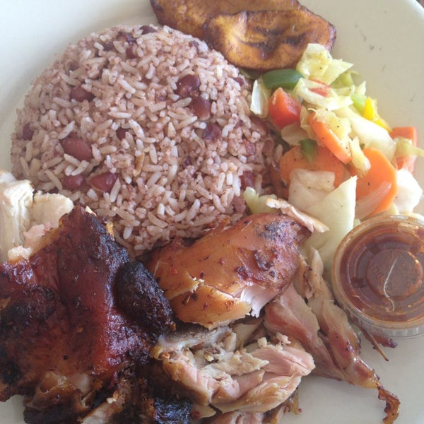 2/12/2013 tarihinde Red C.ziyaretçi tarafından Wi Jammin Caribbean Restaurant'de çekilen fotoğraf