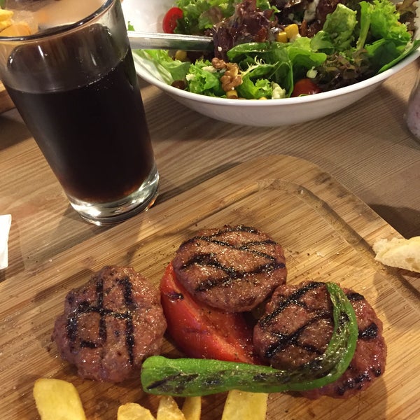 Foto scattata a Ora&#39; Steak &amp; Burgers da Pinar K. il 6/30/2015