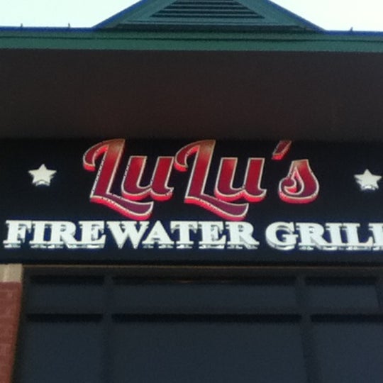 Foto diambil di LuLu&#39;s Firewater Grill oleh Steve K. pada 10/21/2012