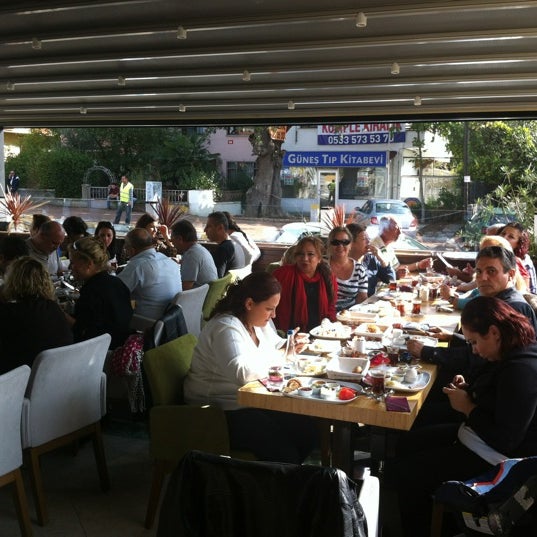 Foto scattata a MoD Cafe&amp;Restaurant da Mehmet A. il 11/4/2012
