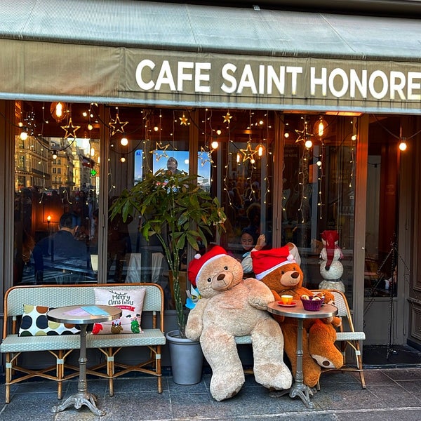 Foto tirada no(a) Café Saint-Honoré por Buse D. em 12/18/2021