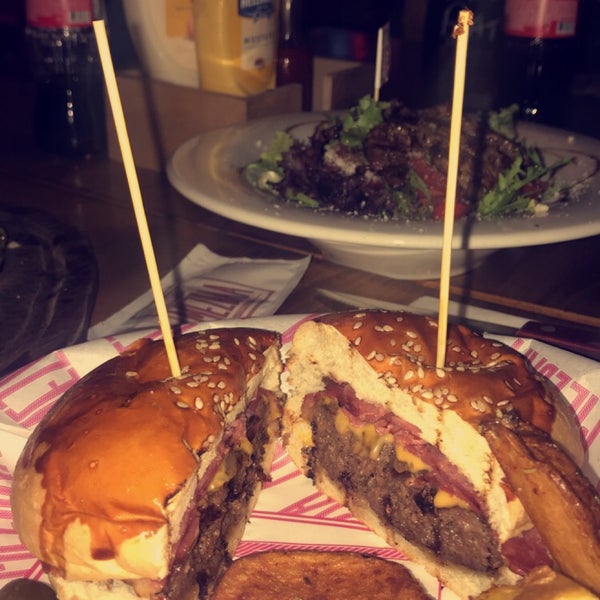 Foto tomada en MEZBAA Steak&amp;Burger  por N.AlS ✨. el 1/31/2019