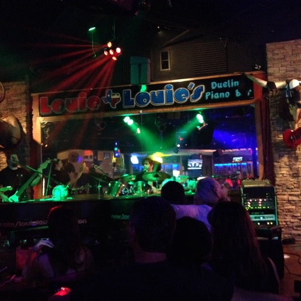 Photo taken at Louie Louie&#39;s Dueling Piano Bar by Xuan T. on 5/13/2014