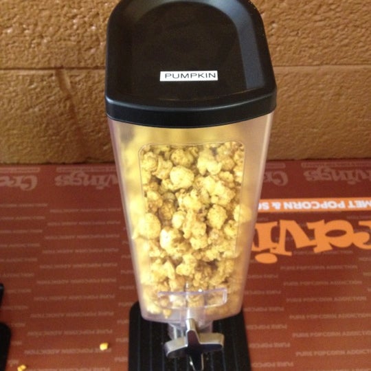 Foto diambil di Cravings Gourmet Popcorn oleh Blake U. pada 10/28/2012