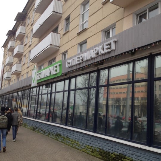 Ем могилев. Скульптуры львов в могилёве. Памятник узникам. Памятники которые посвящены детям войны. Квартал маркет.