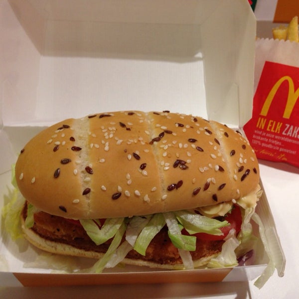 รูปภาพถ่ายที่ McDonald&#39;s โดย Kerwin C. เมื่อ 12/6/2013