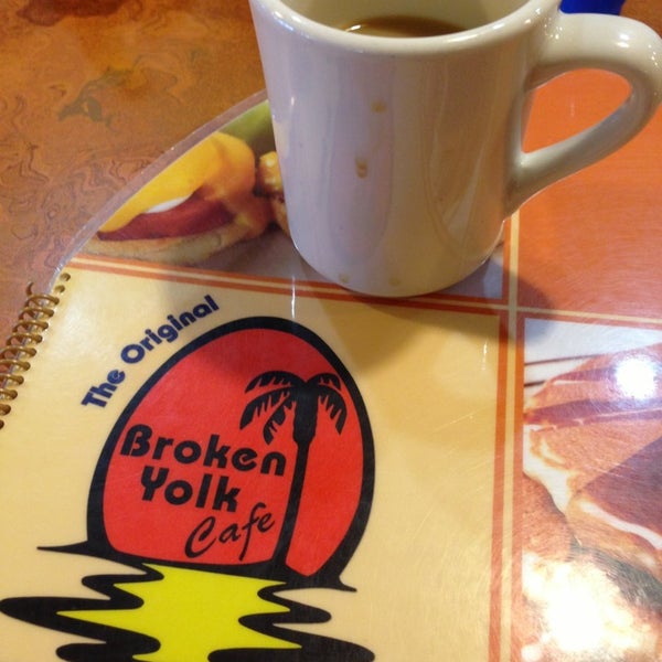 3/7/2013 tarihinde Rosemary S.ziyaretçi tarafından Broken Yolk Cafe'de çekilen fotoğraf