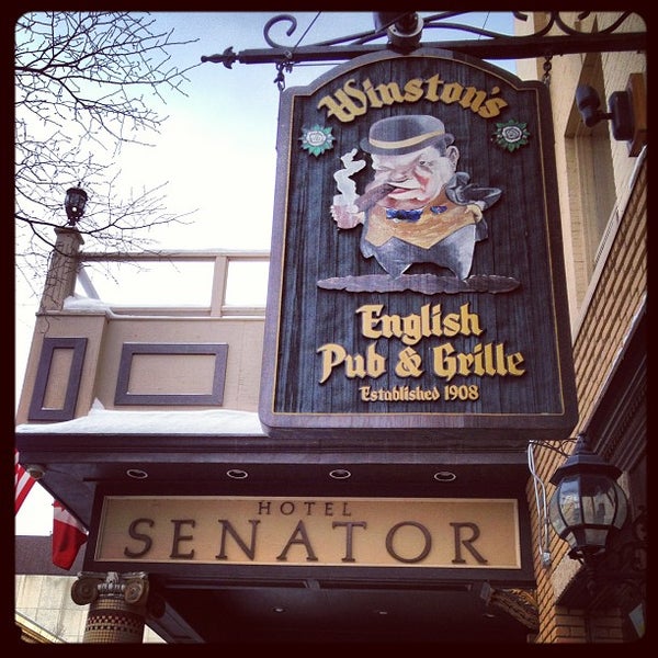 รูปภาพถ่ายที่ Winston&#39;s English Pub &amp; Grill โดย Rolando I. เมื่อ 2/15/2013