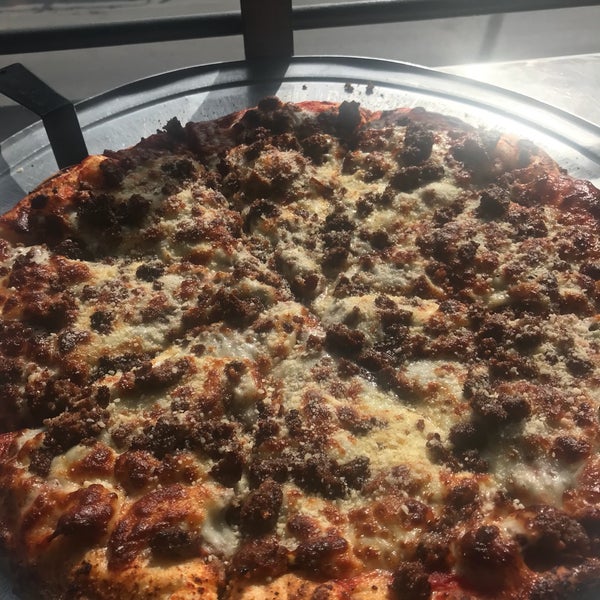 Foto tirada no(a) Pizza Shuttle por Josh C. em 3/14/2018
