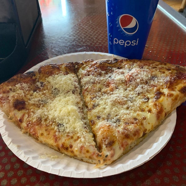 Photo prise au Pizza Shuttle par Josh C. le1/2/2019