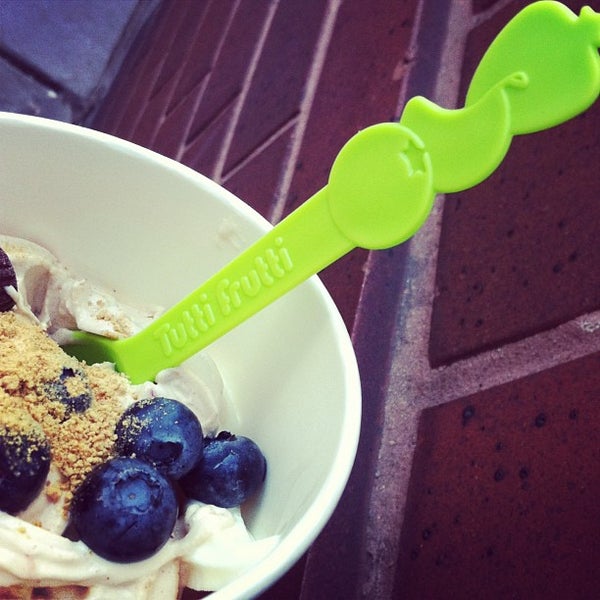 1/8/2013にBrooke R.がTutti Frutti Frozen Yogurtで撮った写真