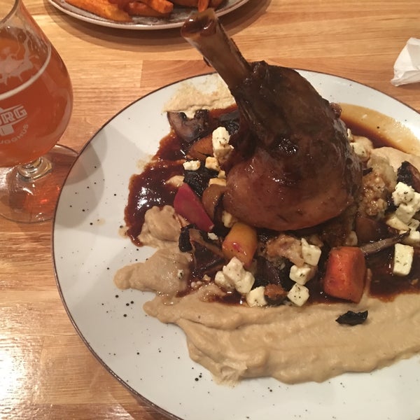 Had lamb shanks for dinner. The meal was tasty, but had too much of mashed potatoes. They serve a very nice beer called Borg, would recommend it.