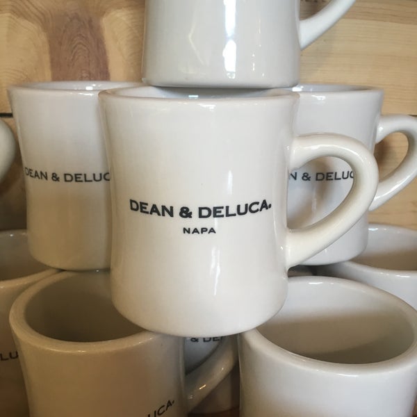 รูปภาพถ่ายที่ Dean &amp; DeLuca โดย Marianne เมื่อ 5/12/2018