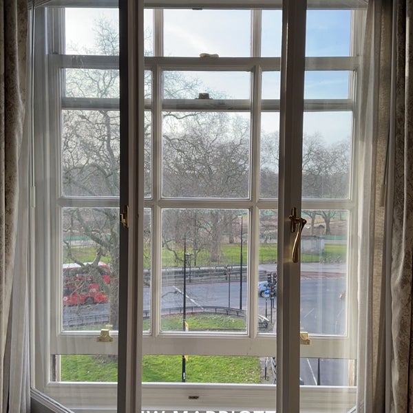 รูปภาพถ่ายที่ Grosvenor House Hotel, a JW Marriott Hotel โดย 🤍✨ เมื่อ 1/27/2024