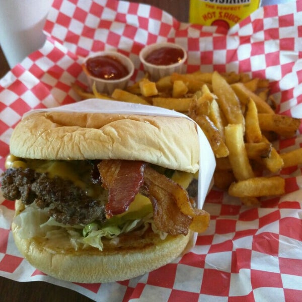 Photo taken at Dave&#39;s Burger Barn by nicholas a. on 11/19/2015