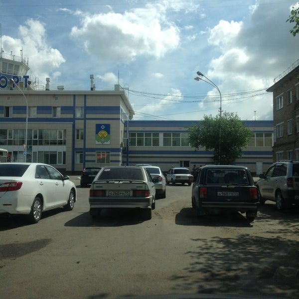 Автобусная стоянка в сыктывкаре. Памятник в аэропорту сыктывкара. Теплая стоянка сыктывкар. Аэровокзал сыктывкар. Аэропорт имени истомина сыктывкар.